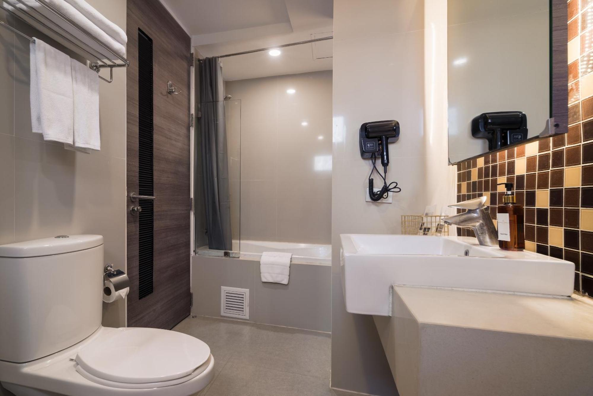 Aspira Suites Sukhumvit 20 Бангкок Экстерьер фото
