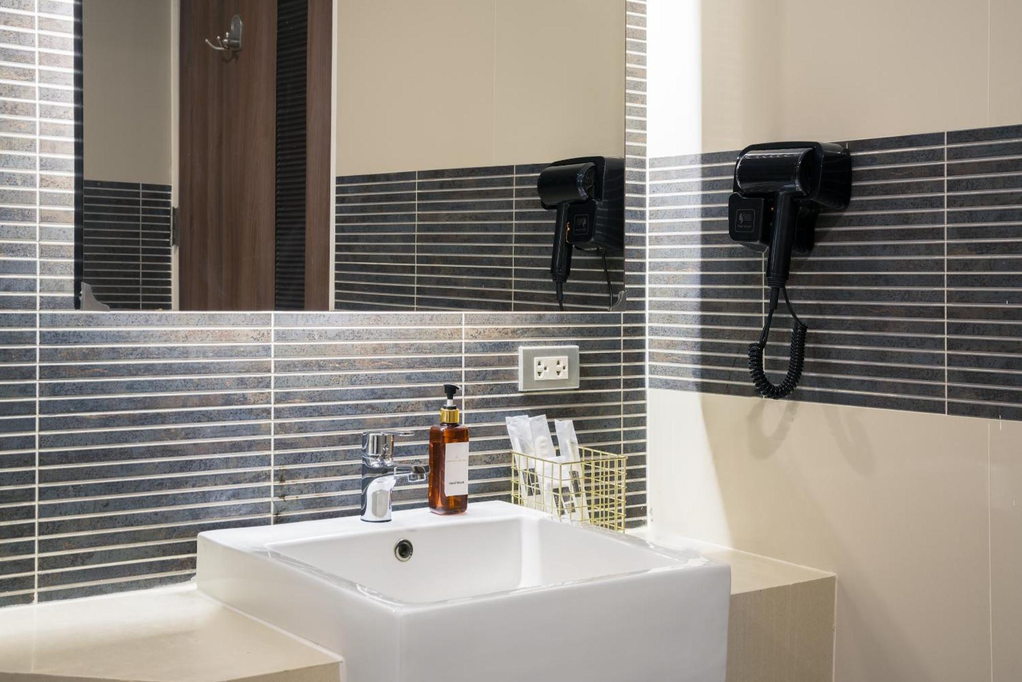 Aspira Suites Sukhumvit 20 Бангкок Экстерьер фото